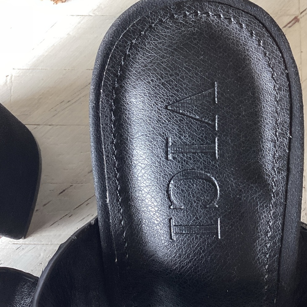 Vici Black Sandals with Patterned Strap - image 6